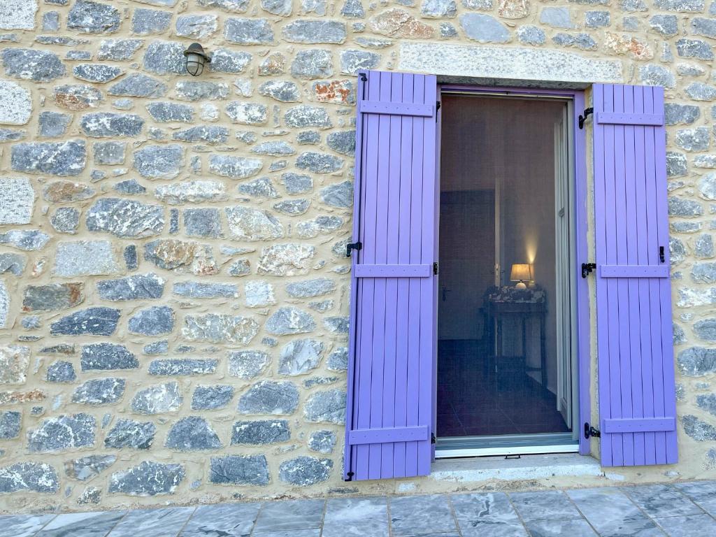 Fotografie z fotogalerie ubytování Mani family friendly, mountain house with parking v destinaci Oítilon