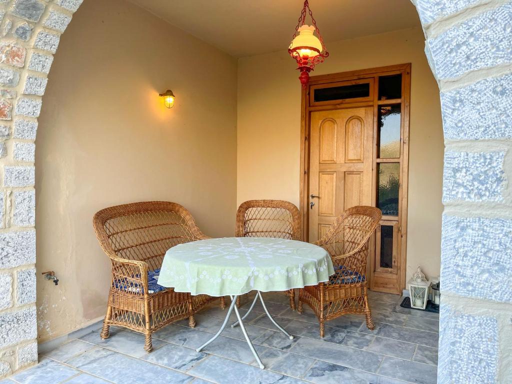Fotografie z fotogalerie ubytování Mani family friendly, mountain house with parking v destinaci Oítilon