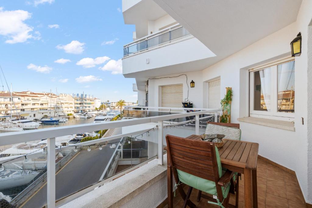 Balkón alebo terasa v ubytovaní WELCS APARTAMENTO 055 EMP con terraza y vistas al canal