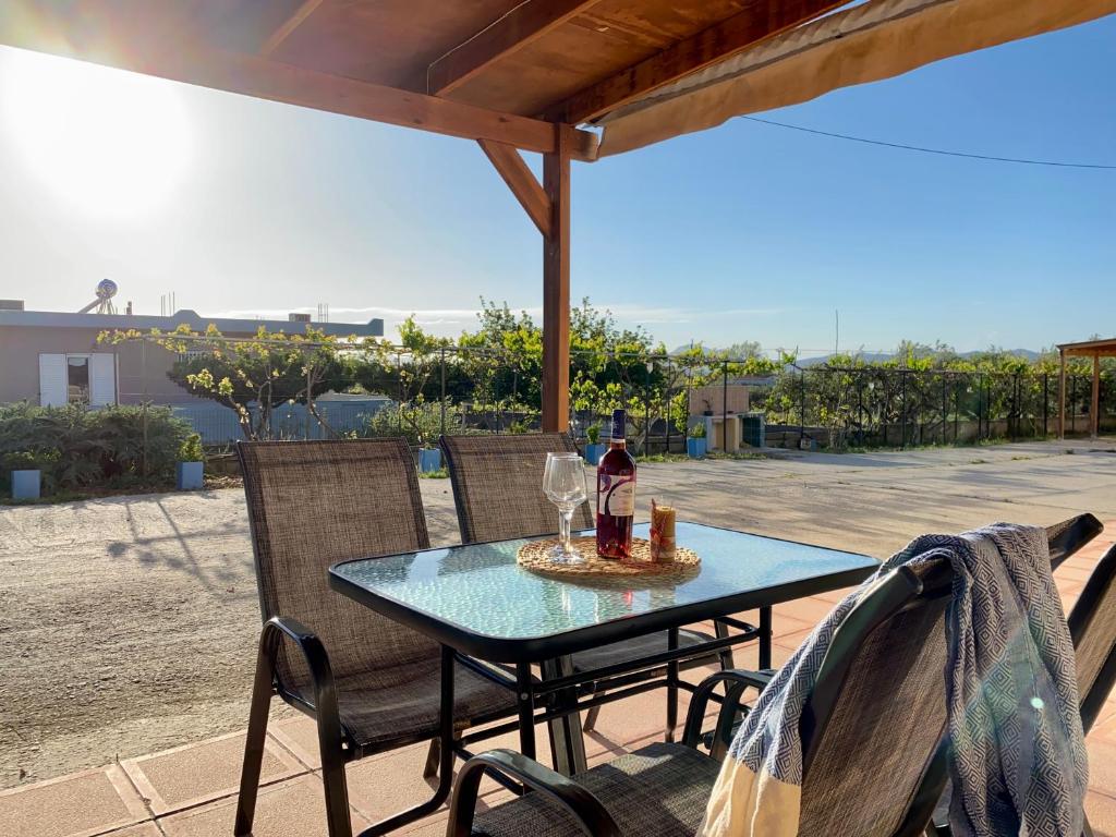 una mesa con una botella de vino en el patio en Peaceful Apartment, in the nature, with yard "3", en Zipárion