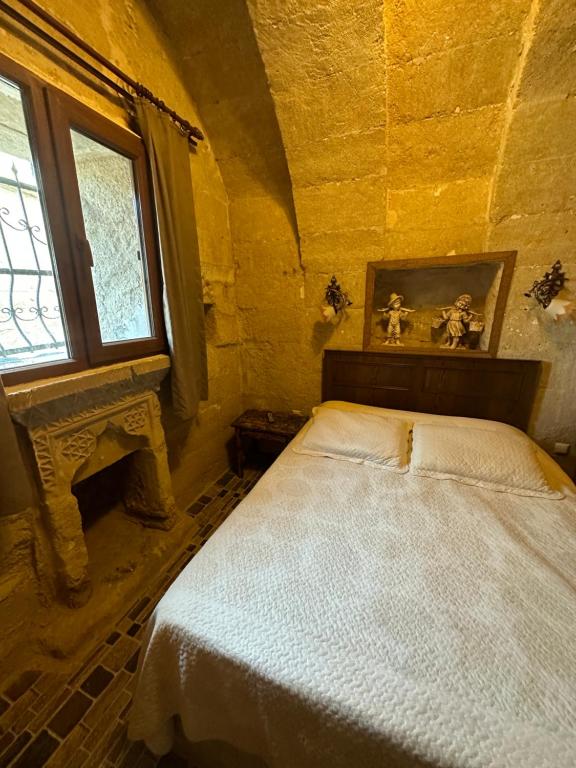 Postel nebo postele na pokoji v ubytování Uchisar Cave House
