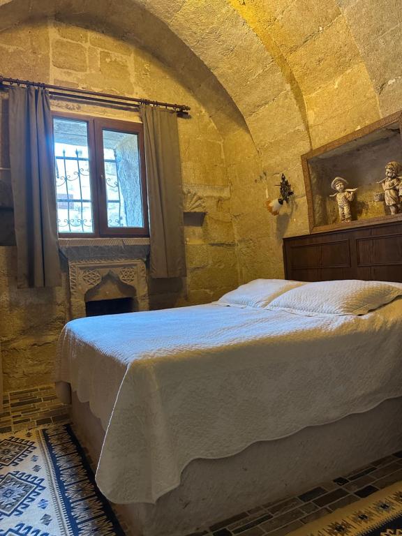 Postel nebo postele na pokoji v ubytování Uchisar Cave House