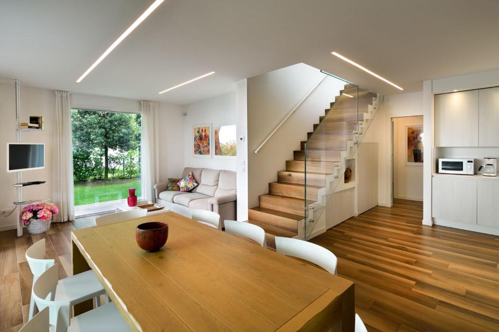 A kitchen or kitchenette at Summer Villas