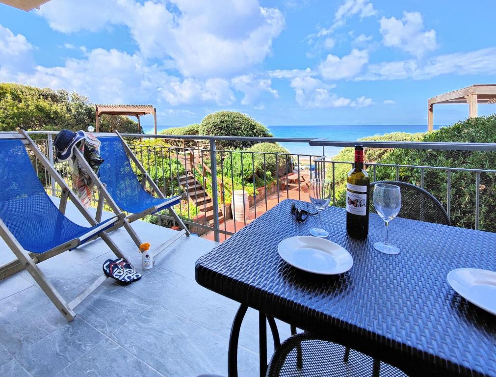 - une table avec une bouteille de vin sur le balcon dans l'établissement Le Dune Sea View Apartments - Futura CAV, à San Vincenzo