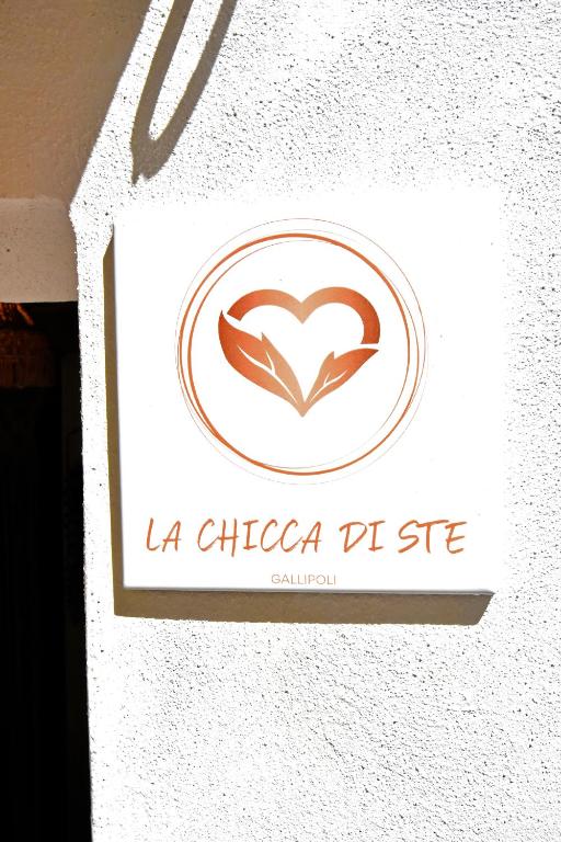 a sign for a la chica pizzeria on a wall at La Chicca di Ste in Gallipoli