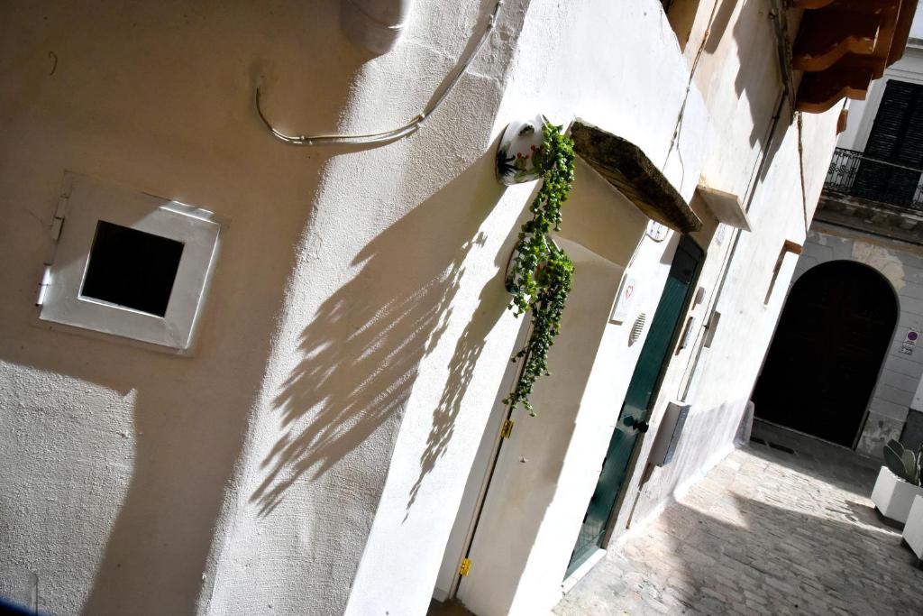 una porta con una corona di fiori sul lato di un edificio di La Chicca di Ste a Gallipoli