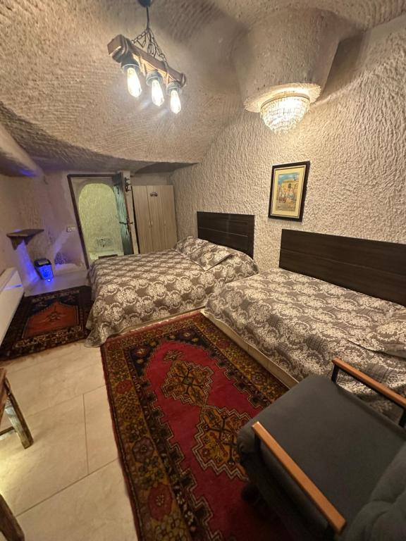 Postel nebo postele na pokoji v ubytování Uchisar Cave House