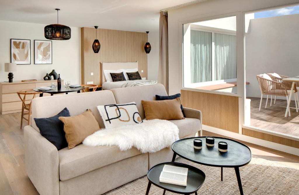 a living room with a couch and a bed at Les Appartements de Collioure in Collioure