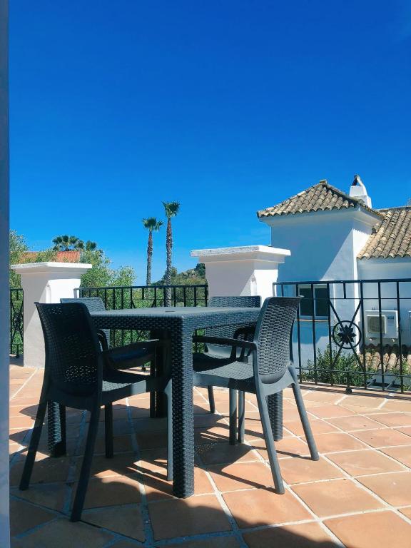 Balkón nebo terasa v ubytování Detached Villa 4 bed Duquesa with Private infinity pool close to port and beach
