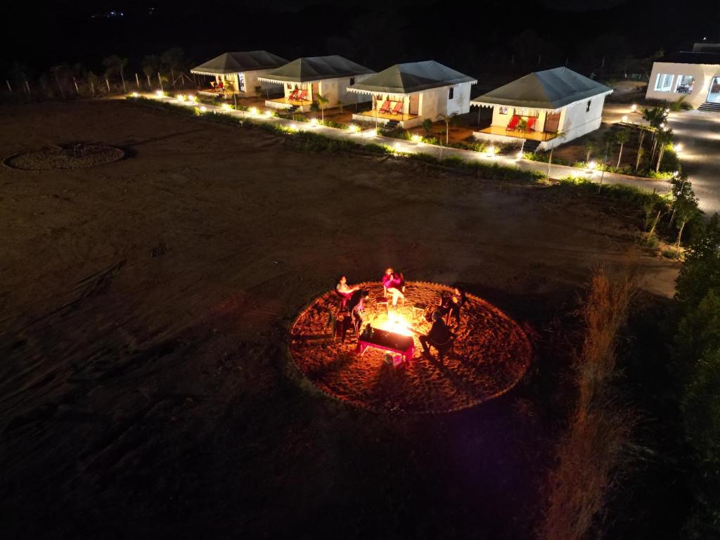 une vue aérienne sur un champ la nuit avec des lumières dans l'établissement Jawai Empire Resort by Premier Hotels, à Pāli