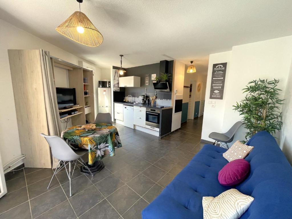 sala de estar con sofá azul y cocina en Marguerite-Gap Centre en Gap