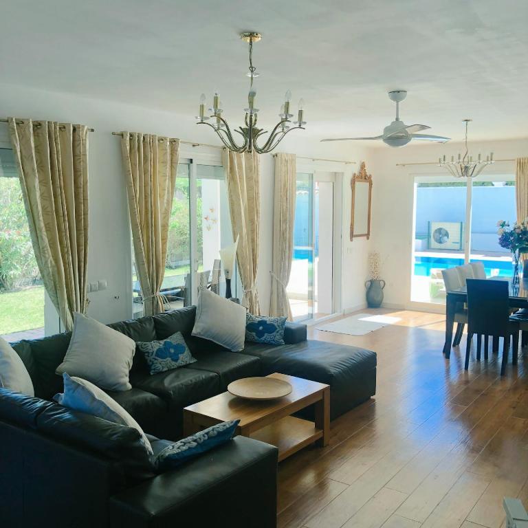 Posezení v ubytování Detached Villa 4 bed Duquesa with Private infinity pool close to port and beach