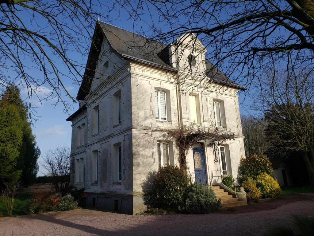 an old white house with a black roof at La Casa des Frangins in Saint-Romain-de-Colbosc