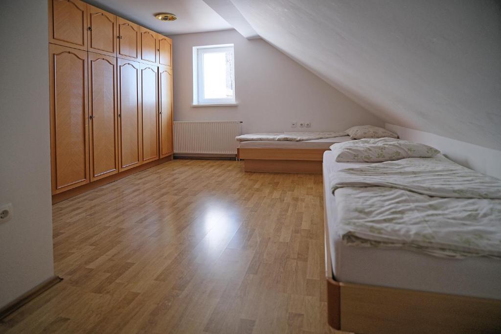 Postel nebo postele na pokoji v ubytování SOSTANJ VELENJE RAVNE SOBE ROOMS Vrtacnik d o o