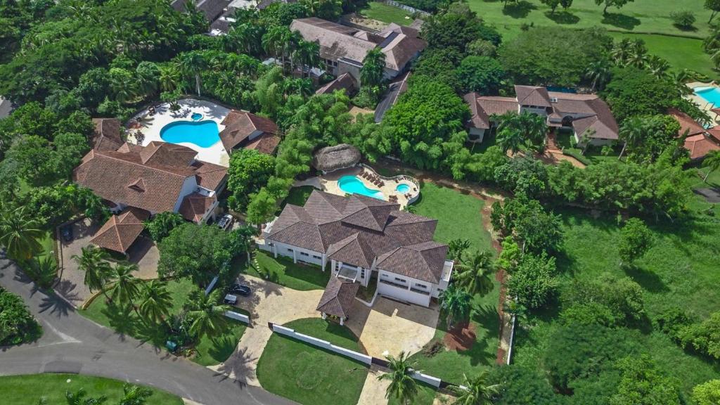 eine Luftansicht eines Hauses mit Pool in der Unterkunft Six Bedrooms Luxury Disco Room Villa in La Romana