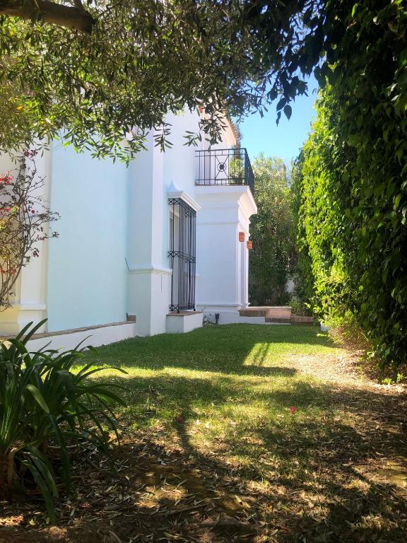Zahrada ubytování Detached Villa 4 bed Duquesa with Private infinity pool close to port and beach