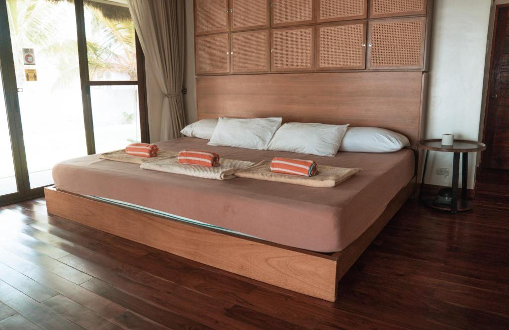 Rúm í herbergi á Sunset Villas Palauig Zambales