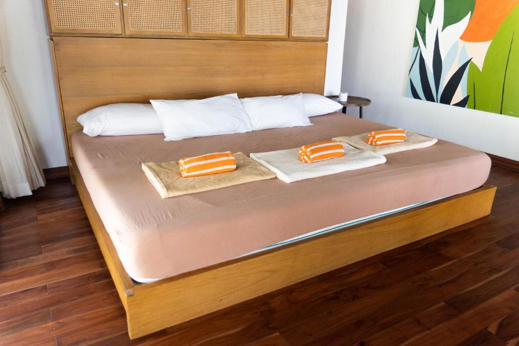 Rúm í herbergi á Sunset Villas Palauig Zambales