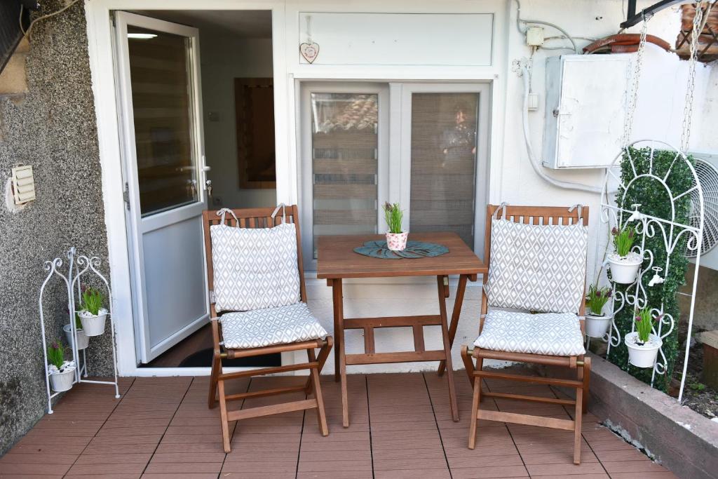 einen Tisch und zwei Stühle auf einer Terrasse in der Unterkunft NeWave Apartment in Strumica