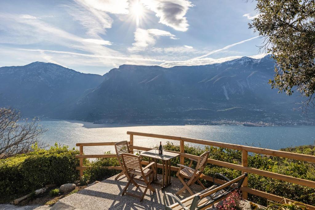 d'une table et de chaises avec vue sur le lac et les montagnes. dans l'établissement Casa Bepi, à Tremosine
