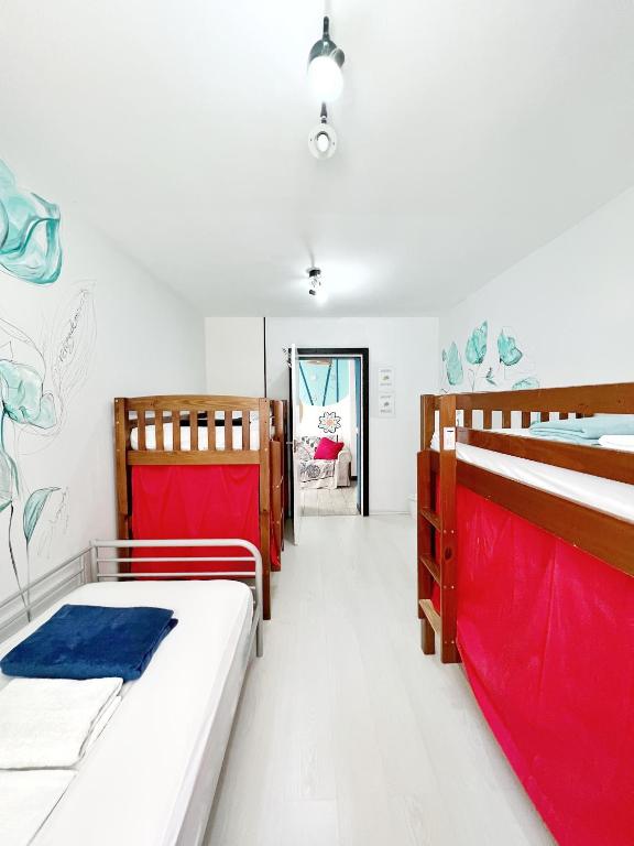 Postel nebo postele na pokoji v ubytování Tenerife Experience Hostel