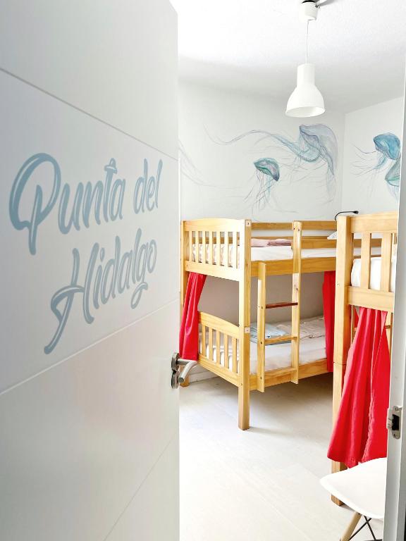 Postel nebo postele na pokoji v ubytování Tenerife Experience Hostel