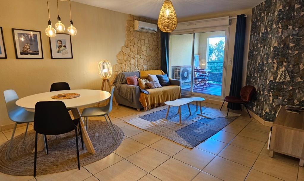 un salon avec une table et un canapé dans l'établissement Ravissant T3 climatisé 6 personnes, à Sète
