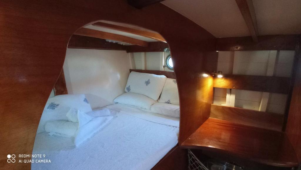 a small bed in the back of a boat at Veliero in Legno in Bisceglie