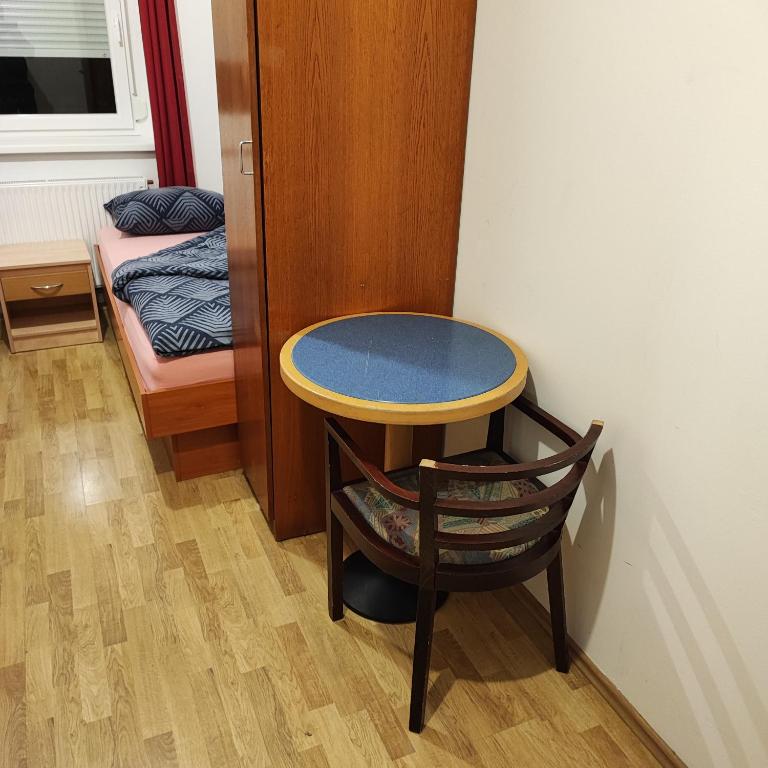 Posezení v ubytování SOSTANJ VELENJE RAVNE SOBE ROOMS Vrtacnik d o o
