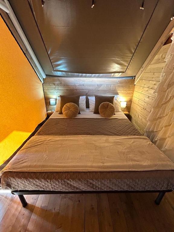 Postel nebo postele na pokoji v ubytování GLAMPING SUITE IL GRILLO