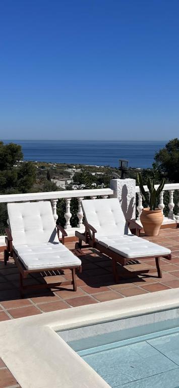 Romantic white Villa -heated pool