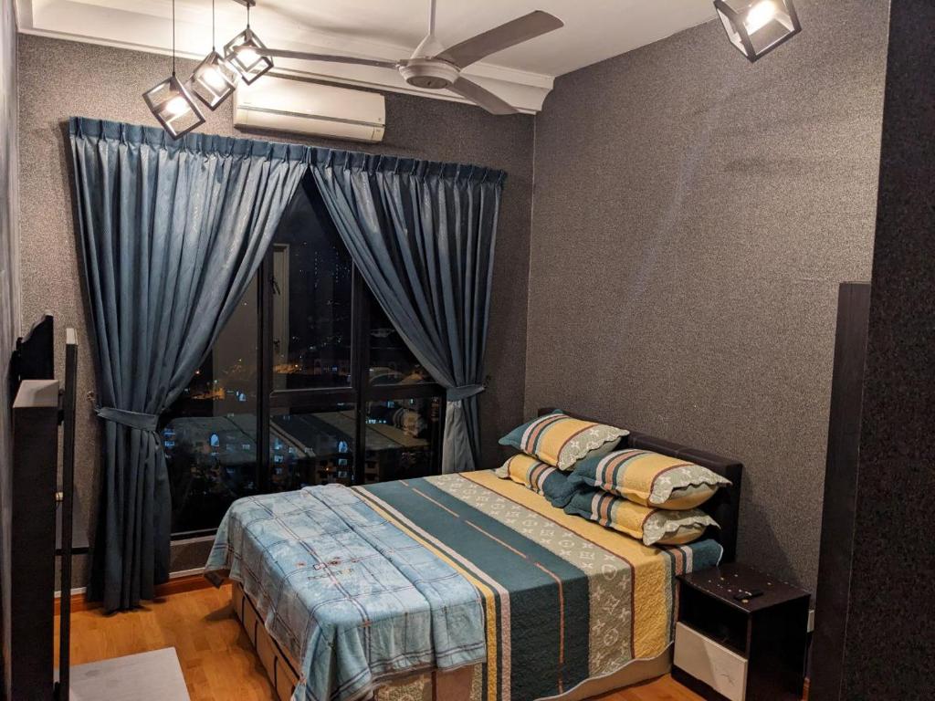 een slaapkamer met een bed en een raam met uitzicht bij D'Zayn Serviced Apartment at The Platino Johor Bahru in Johor Bahru