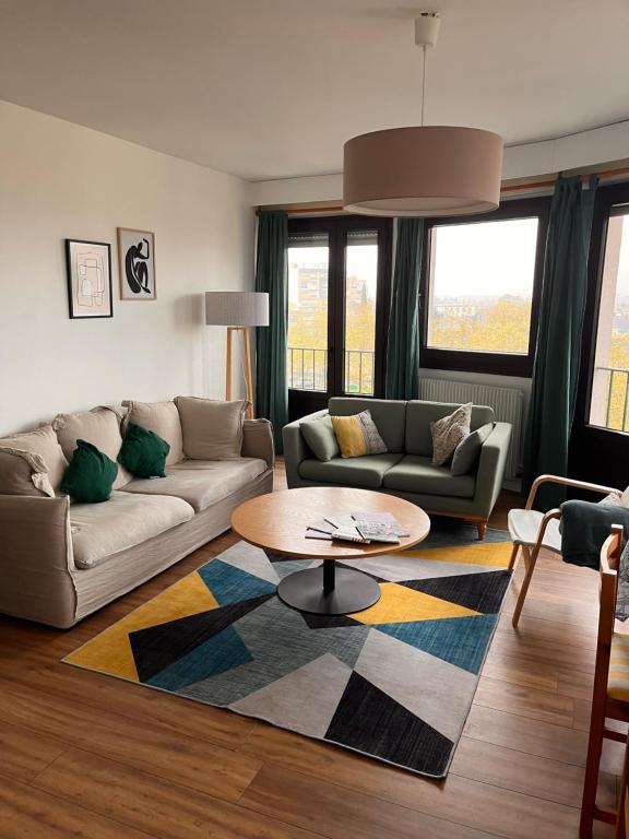 salon z kanapą i stołem w obiekcie Appartement lumineux centre ville w mieście Châteauroux