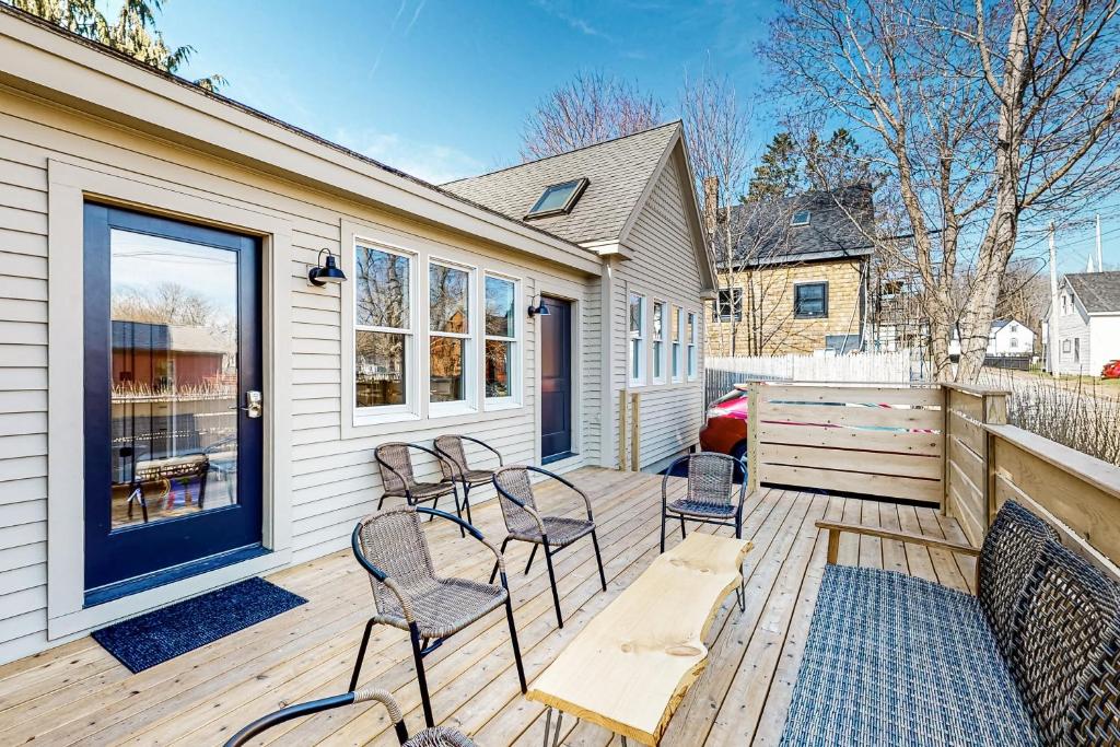 Village Colonial Apartment, Wiscasset, ME