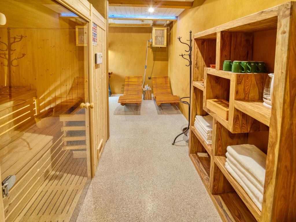 Palanda nebo palandy na pokoji v ubytování Hiša Zdravega Oddiha