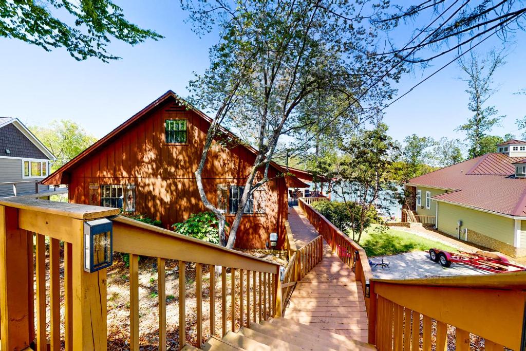 una valla de madera frente a una casa roja en The Lake House en Jacksboro