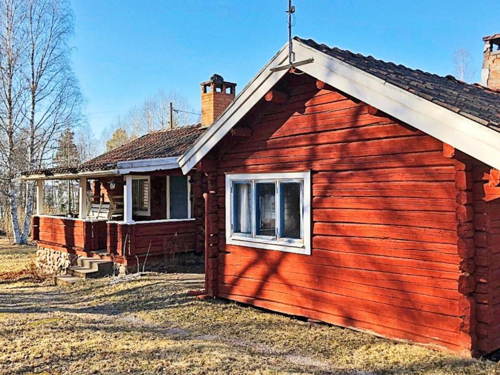 une maison rouge avec une fenêtre sur le côté dans l'établissement Holiday home RÄTTVIK, à Rättvik