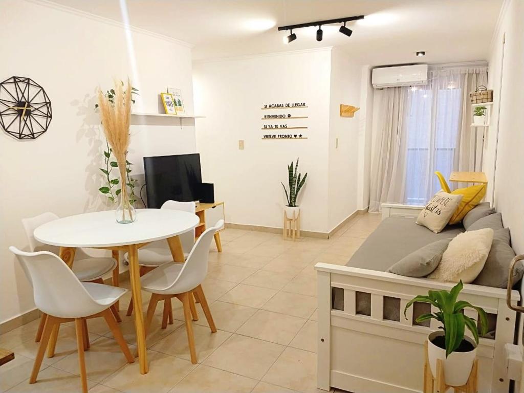 sala de estar con cama, mesa y sillas en NUEVA CORDOBA Apartamento ILLIA, Excelente ubicación!!! en Córdoba