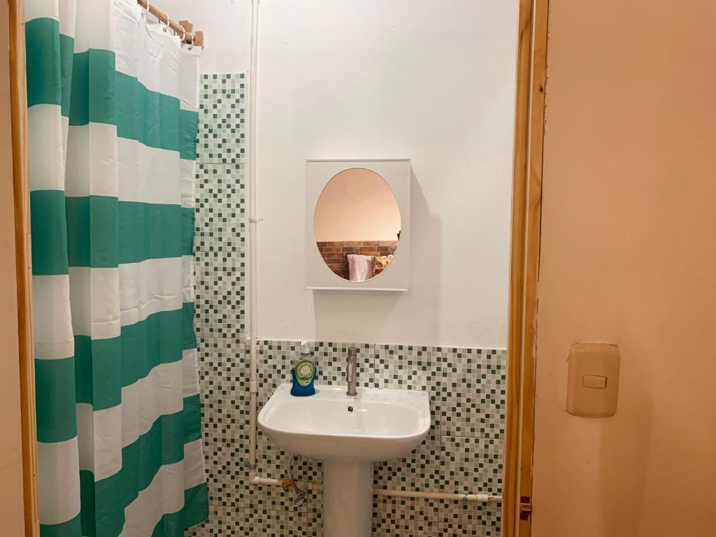 a bathroom with a sink and a mirror at Hostal Raíces de mi Pueblo in Suchitoto