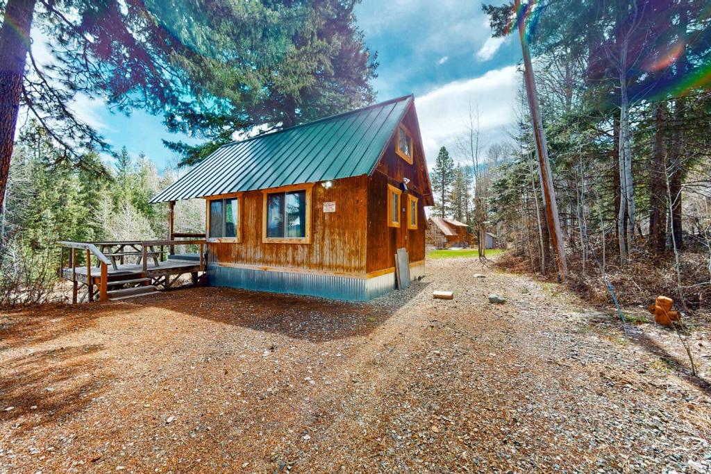 een kleine hut in het bos met een picknicktafel bij North Fork Cabin in Cle Elum