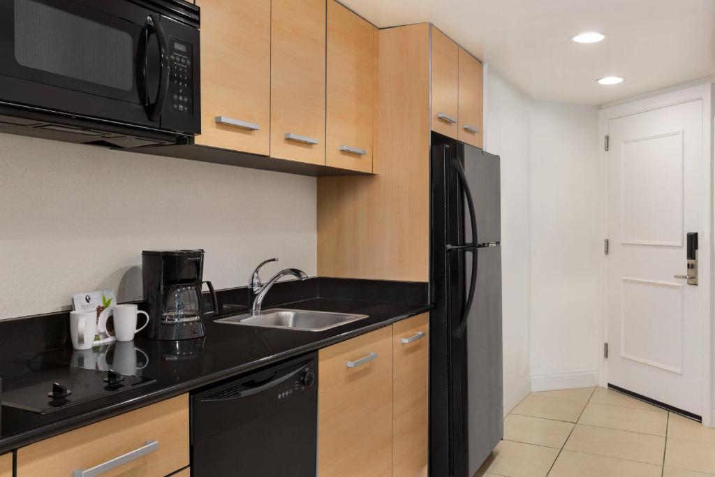 Kuchyň nebo kuchyňský kout v ubytování Residence Inn by Marriott Fort Lauderdale Intracoastal