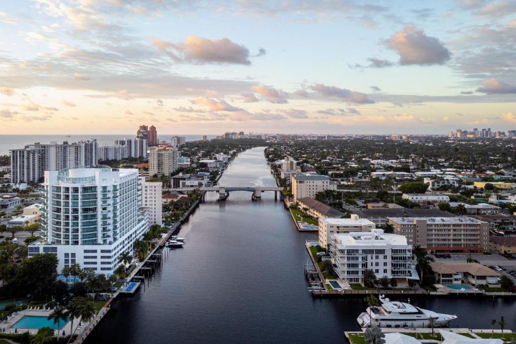 uma vista para um rio com uma ponte numa cidade em Residence Inn by Marriott Fort Lauderdale Intracoastal em Fort Lauderdale