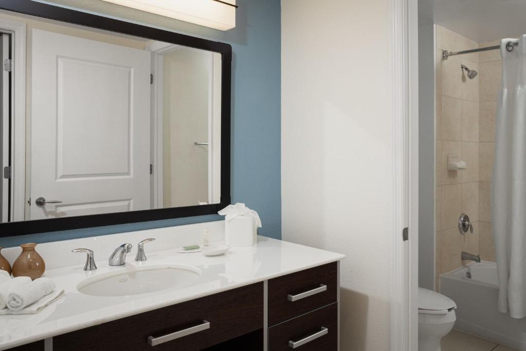 Koupelna v ubytování Residence Inn by Marriott Fort Lauderdale Intracoastal