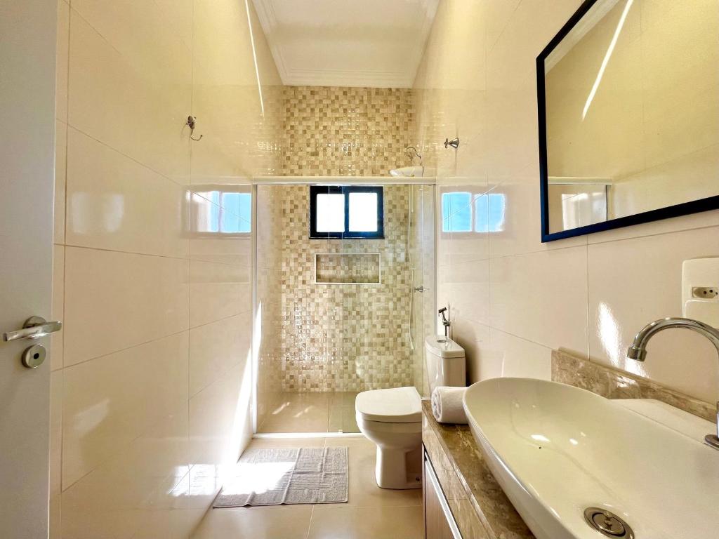 un bagno bianco con un water e un lavandino di Casa ao lado Hospital Costa e Paraguai a Foz do Iguaçu