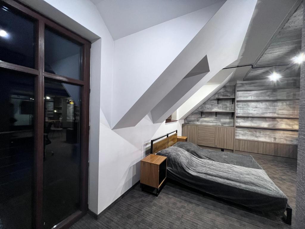 1 dormitorio con cama y ventana grande en Apartament Centrum Mazury - Szczytno - Art. en Szczytno