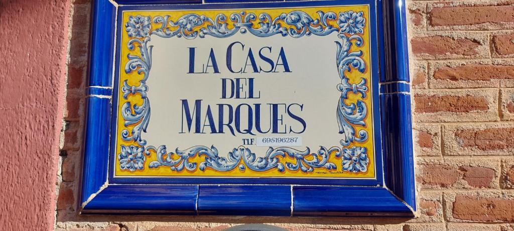 a sign on the side of a brick wall at La Casa del Marques in Cazalegas