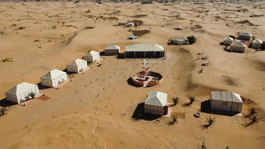 una vista aérea de un desierto con un grupo de edificios en Royal Luxury Camp, en Merzouga