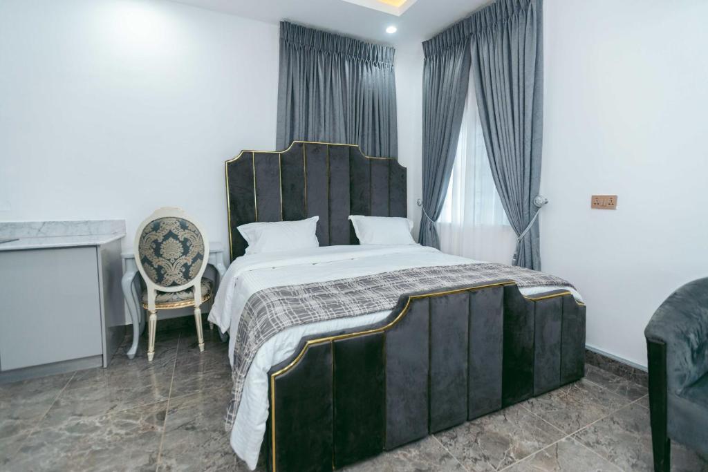 Phoenix Luxury Apartments في أبوجا: غرفة نوم بسرير كبير ومدفأة