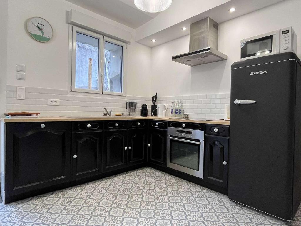 A kitchen or kitchenette at Maison Saint-Pierre-d&#39;Ol&eacute;ron, 4 pi&egrave;ces, 6 personnes - FR-1-246A-215