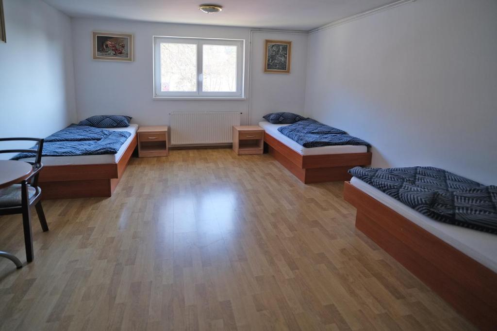 Postel nebo postele na pokoji v ubytování SOSTANJ VELENJE RAVNE SOBE ROOMS Vrtacnik d o o